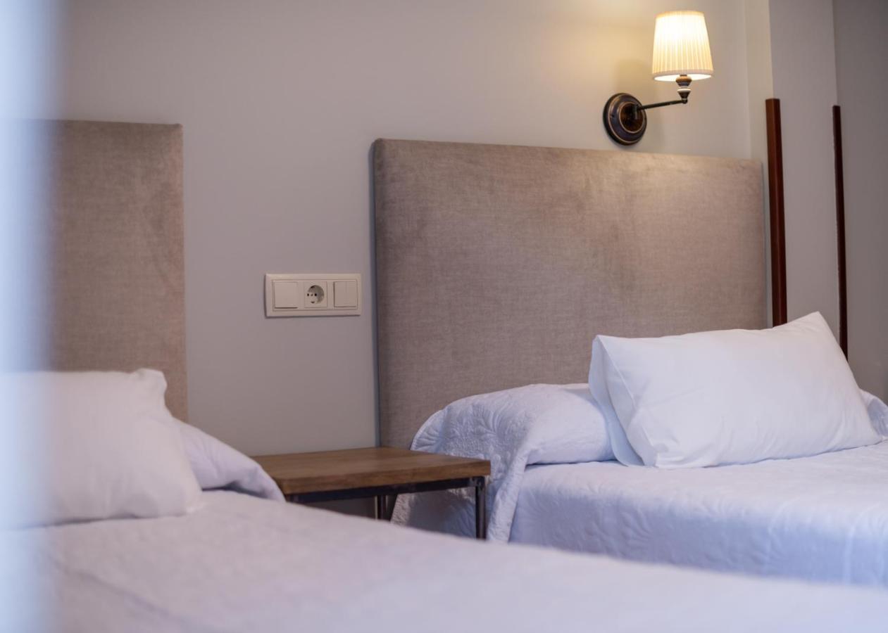 Logis Hotel Restaurante La Casa De Juansabeli アレナス・デ・カブラレス エクステリア 写真
