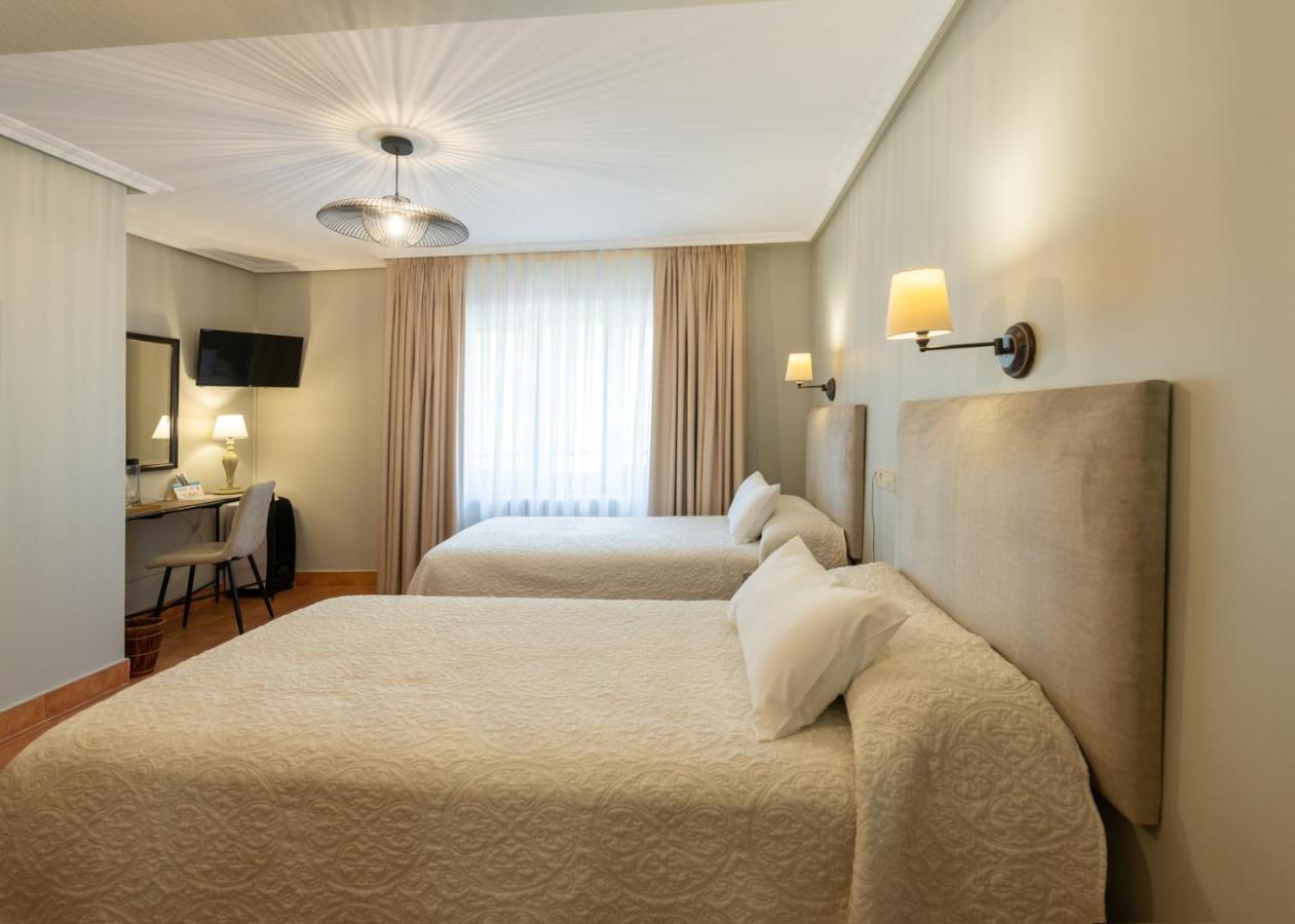 Logis Hotel Restaurante La Casa De Juansabeli アレナス・デ・カブラレス エクステリア 写真