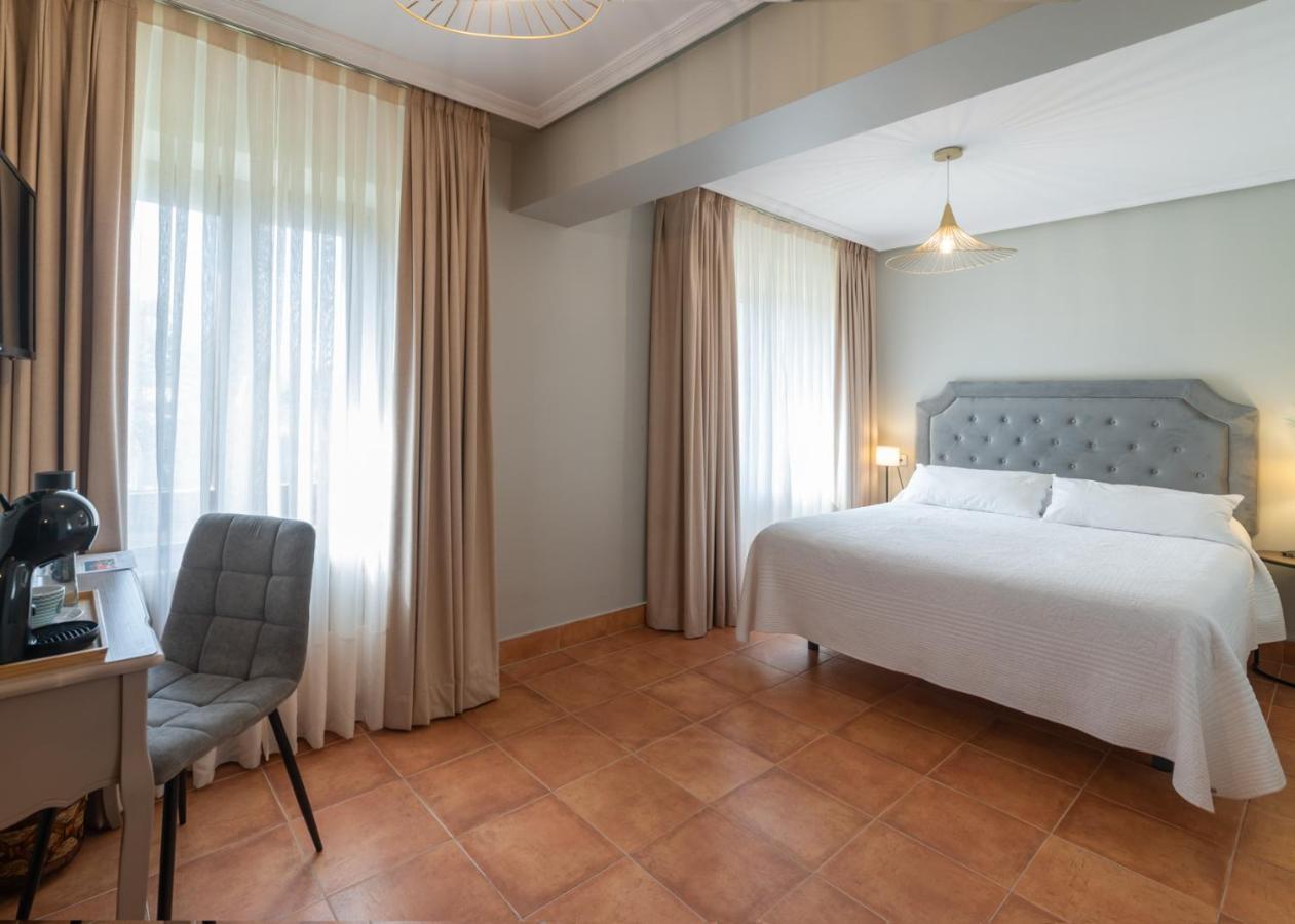 Logis Hotel Restaurante La Casa De Juansabeli アレナス・デ・カブラレス エクステリア 写真