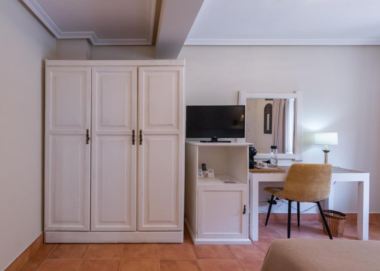 Logis Hotel Restaurante La Casa De Juansabeli アレナス・デ・カブラレス エクステリア 写真