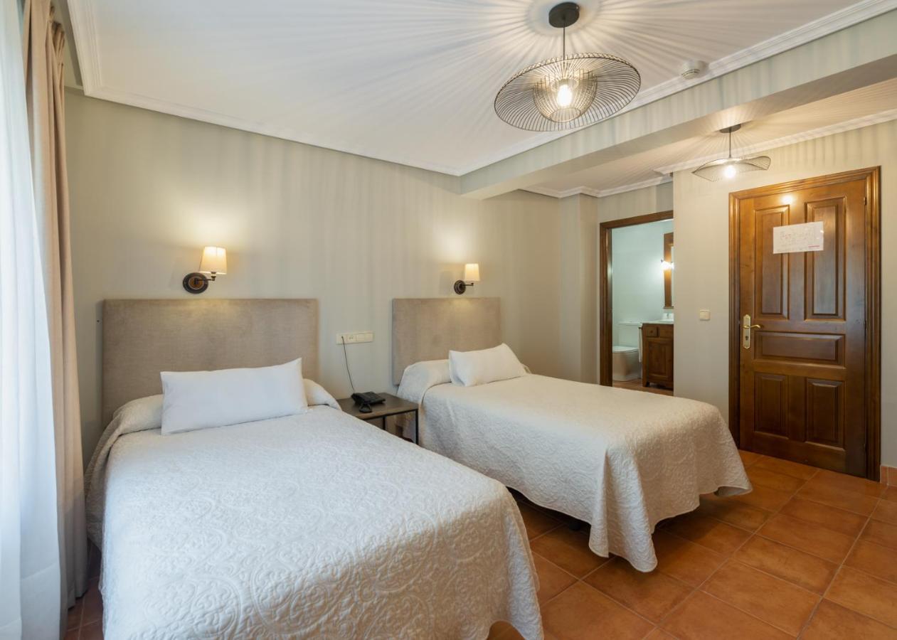 Logis Hotel Restaurante La Casa De Juansabeli アレナス・デ・カブラレス エクステリア 写真