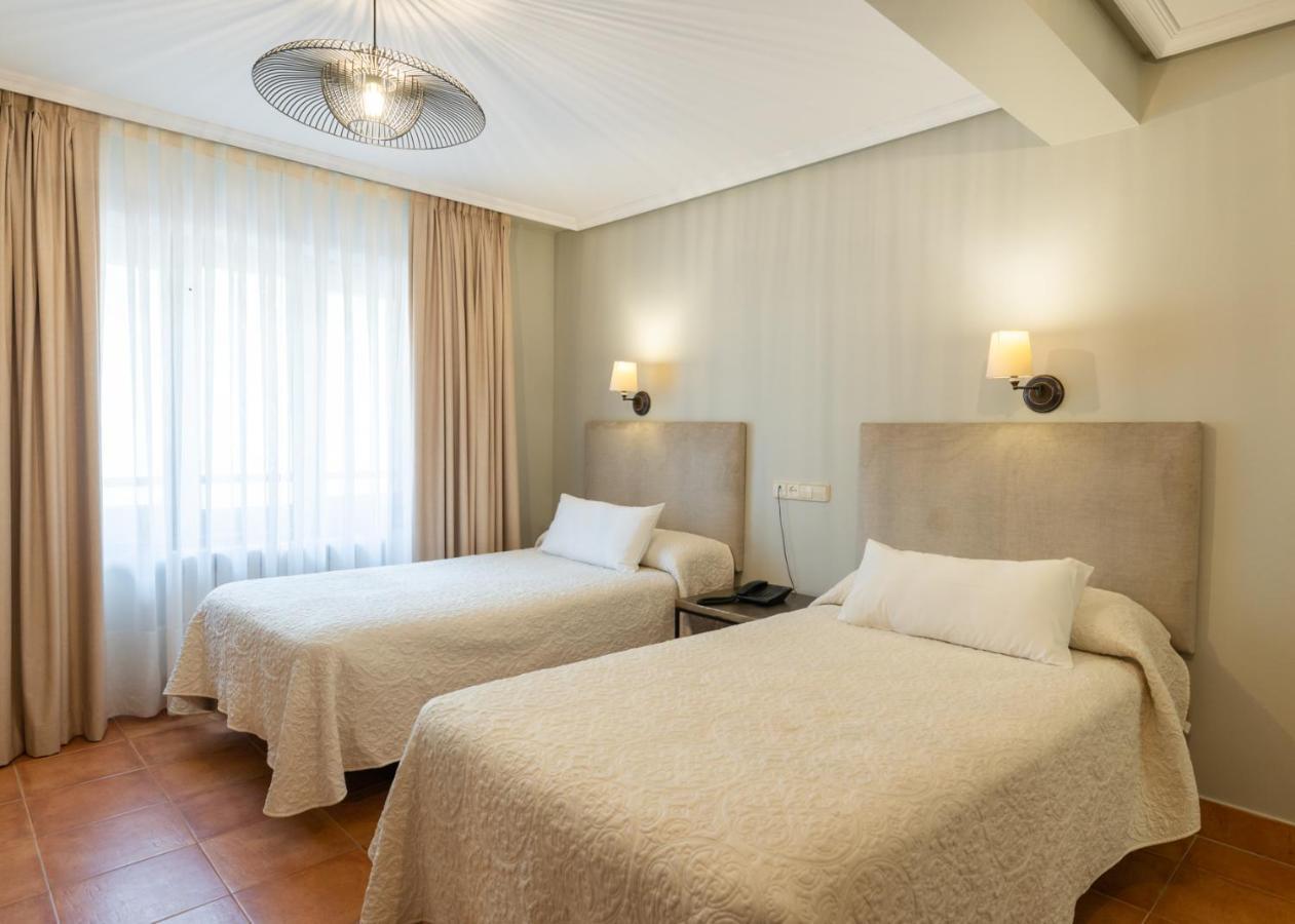 Logis Hotel Restaurante La Casa De Juansabeli アレナス・デ・カブラレス エクステリア 写真