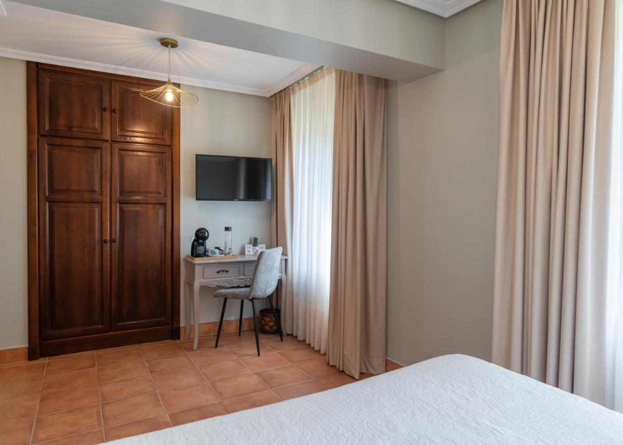 Logis Hotel Restaurante La Casa De Juansabeli アレナス・デ・カブラレス エクステリア 写真