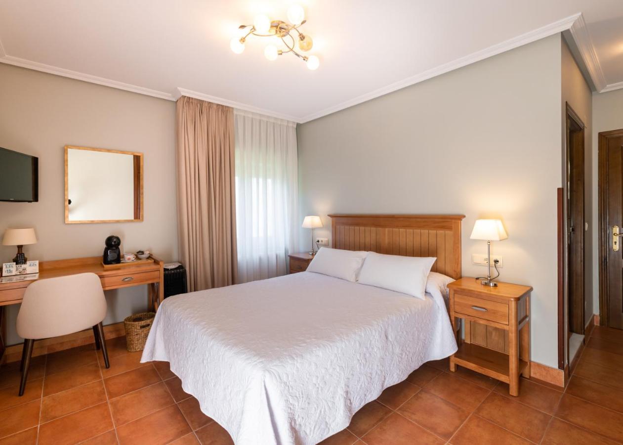 Logis Hotel Restaurante La Casa De Juansabeli アレナス・デ・カブラレス エクステリア 写真