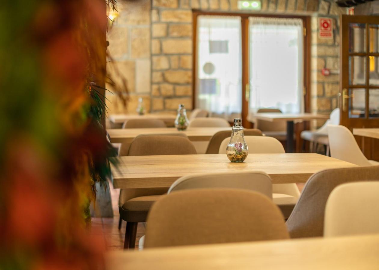 Logis Hotel Restaurante La Casa De Juansabeli アレナス・デ・カブラレス エクステリア 写真