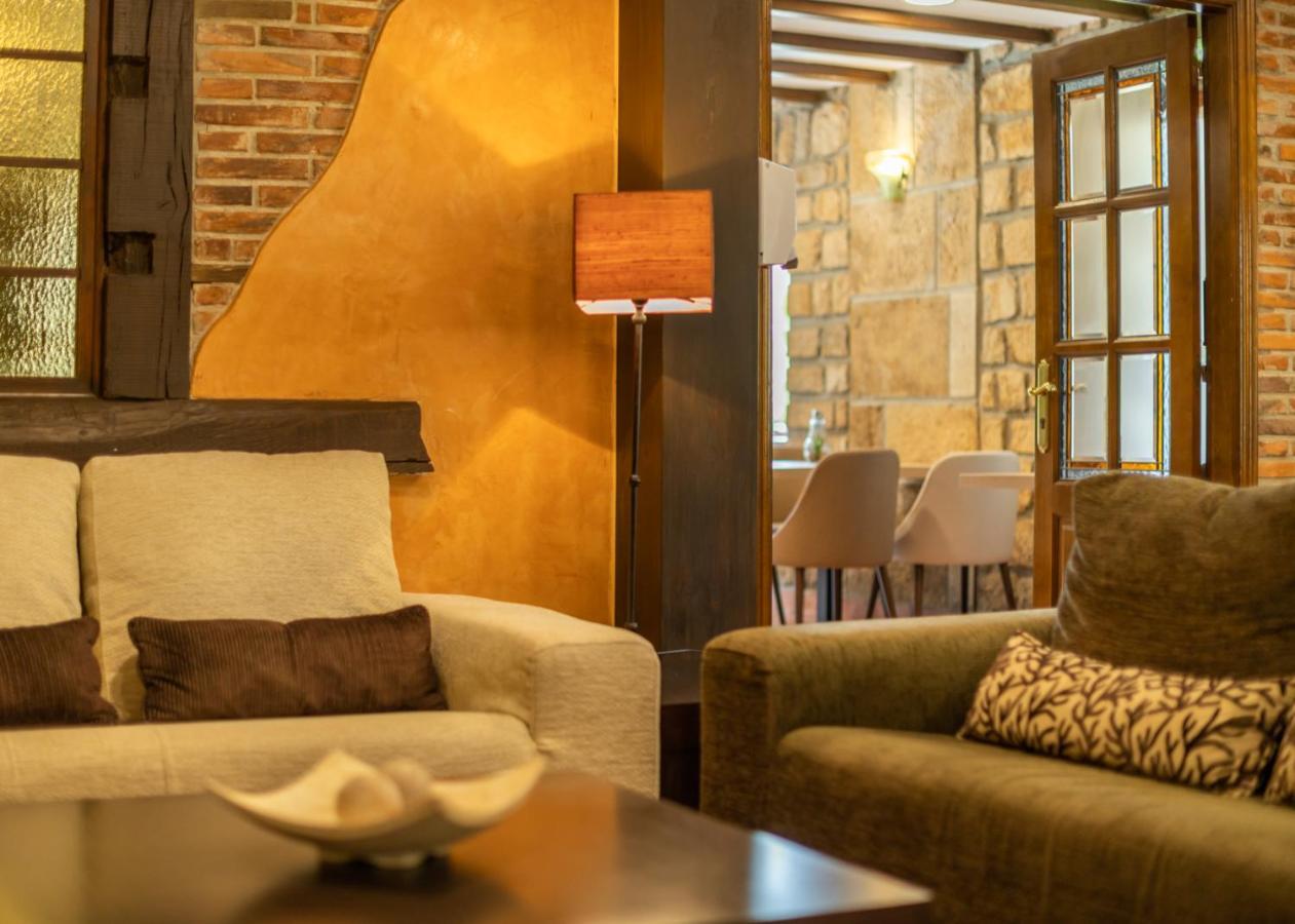 Logis Hotel Restaurante La Casa De Juansabeli アレナス・デ・カブラレス エクステリア 写真